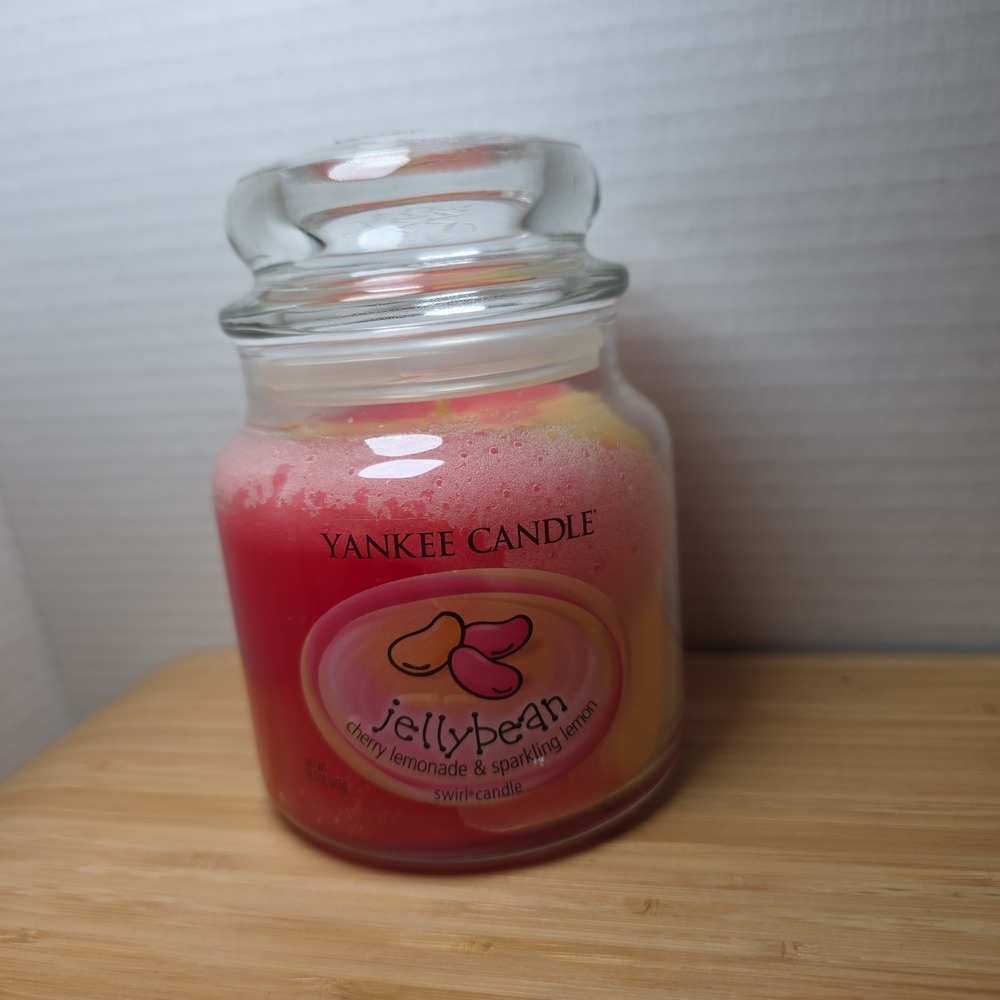 YANKEE CANDLE Jellybean Cherry Lemonade & Sparkling Lemon 13.5 oz Swirl Candle